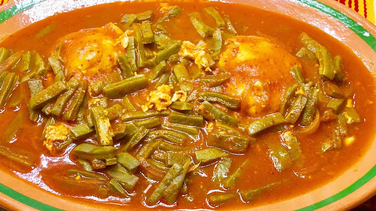 HUEVOS AHOGADOS EN SALSA DE CHILE GUAJILLO CON NOPALES (LA RECETA MÁS FÁCIL)