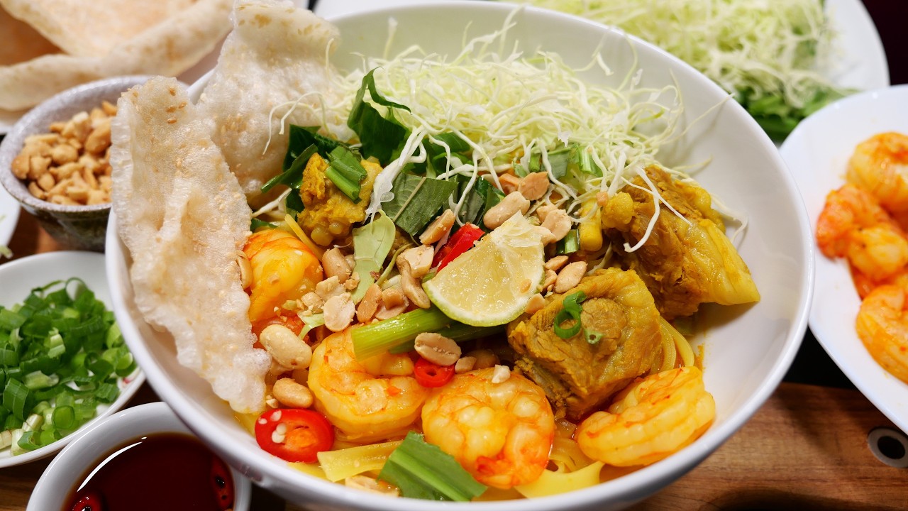 Mì Quảng Sườn Thử Nấu Theo Kiểu Quảng của Chị Thanh, Thơm Ngon Như Tiệm Luôn! by Vanh Khuyen