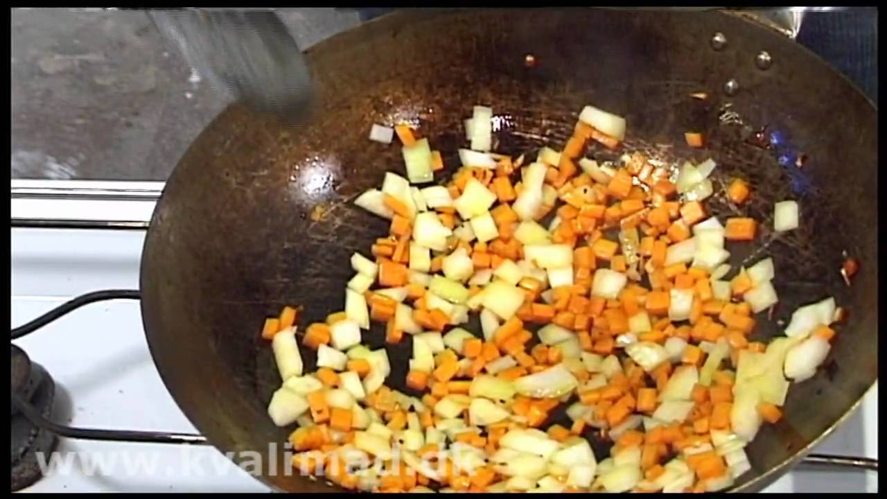 Stegte ris med æg og kylling (eller andet kød) - kinesisk biksemad