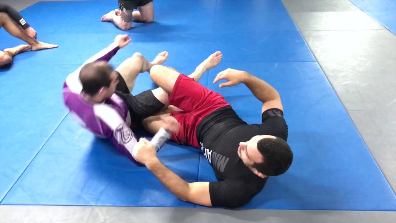 «Джон Уэйн» сбивает с ног из High Knee Shield (Лаклан Джайлз)