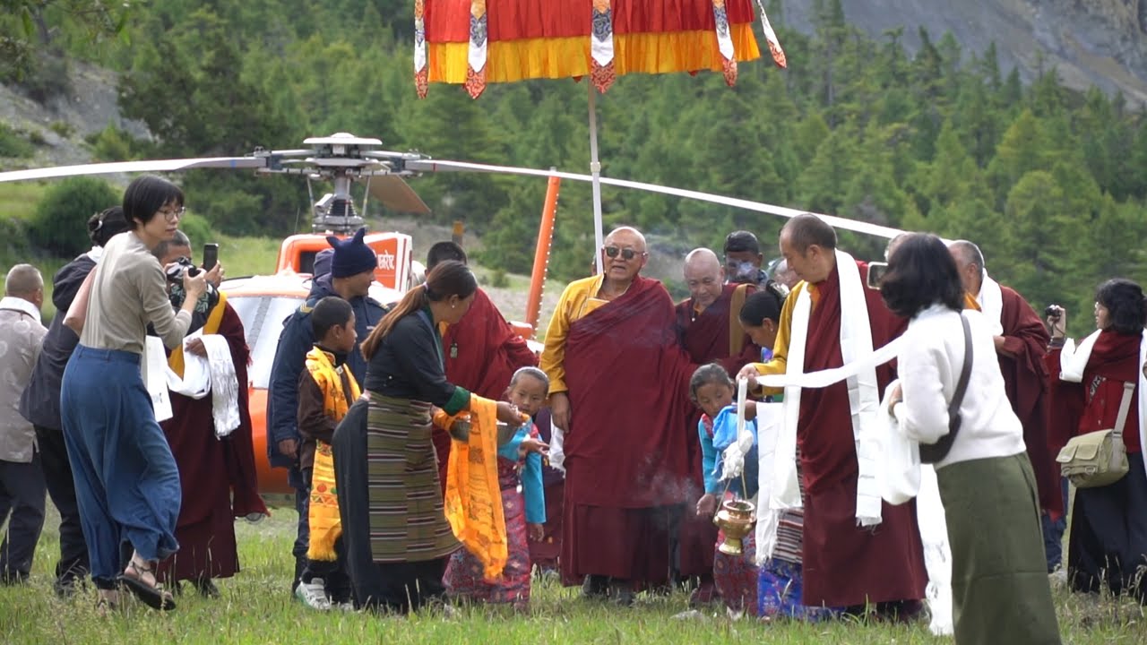 H.H Great Drikung Kyabgon Rinpoche / Kyung, Manang