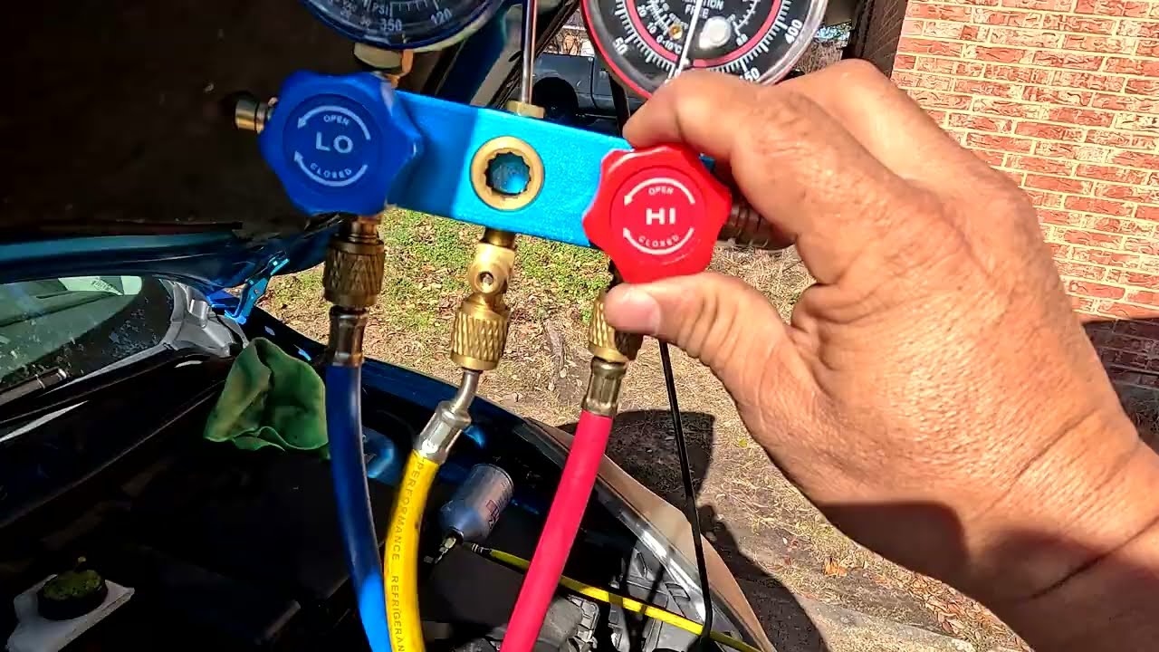 Como recargar el aire acondicionado de un carro usando los manometros
