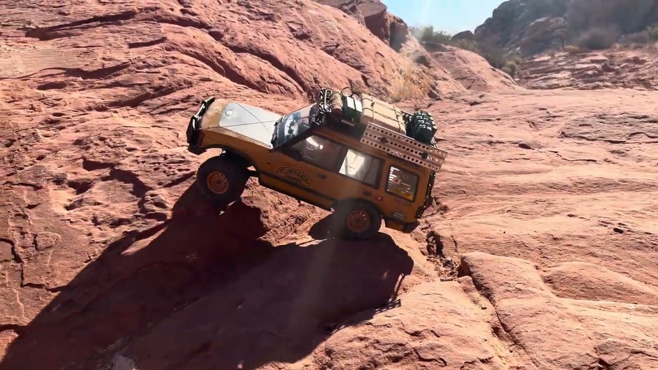 Fcx10 Camel Trophy Discovery discovering new trails#fcx10#landroverseries #cameltrophy 