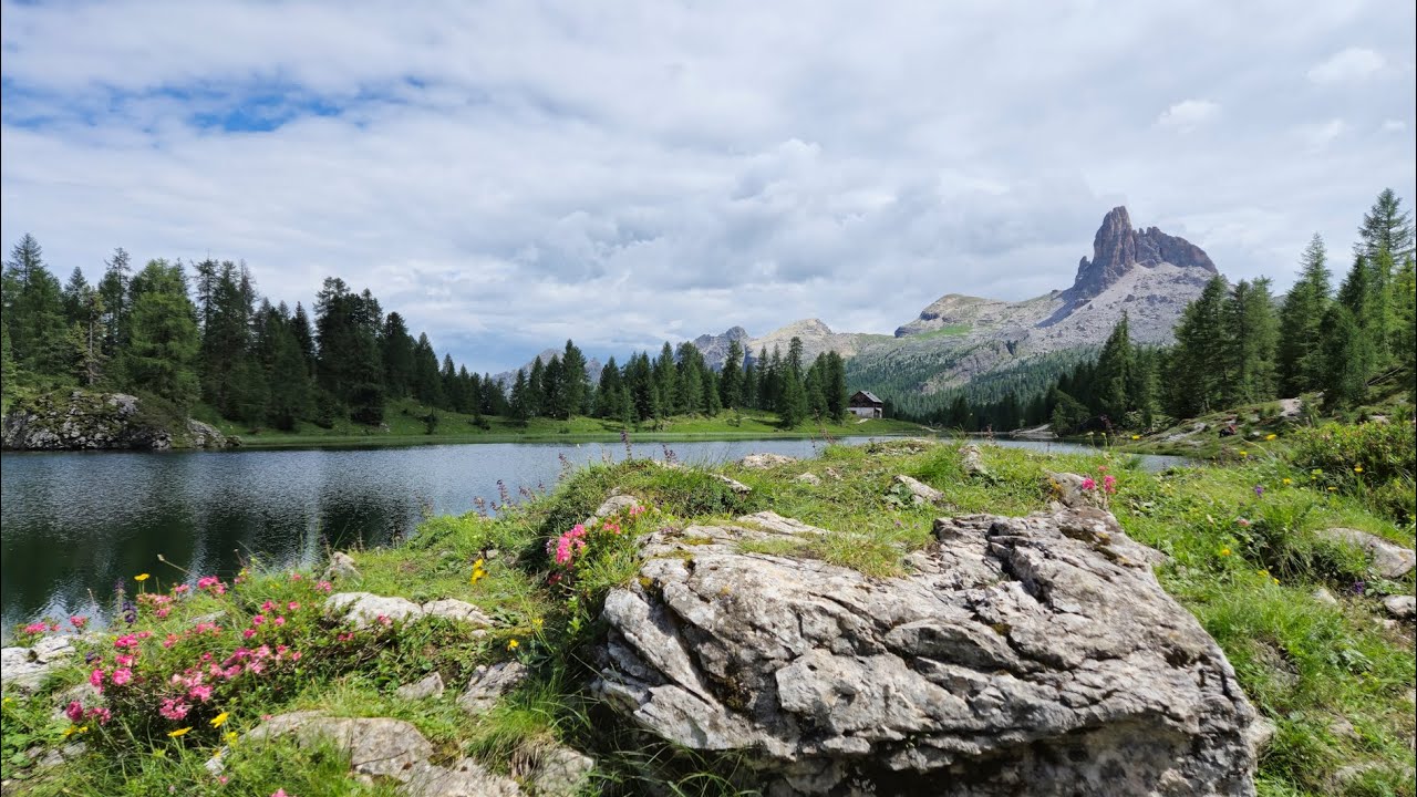 Croda da lago circuit in the Dolomites