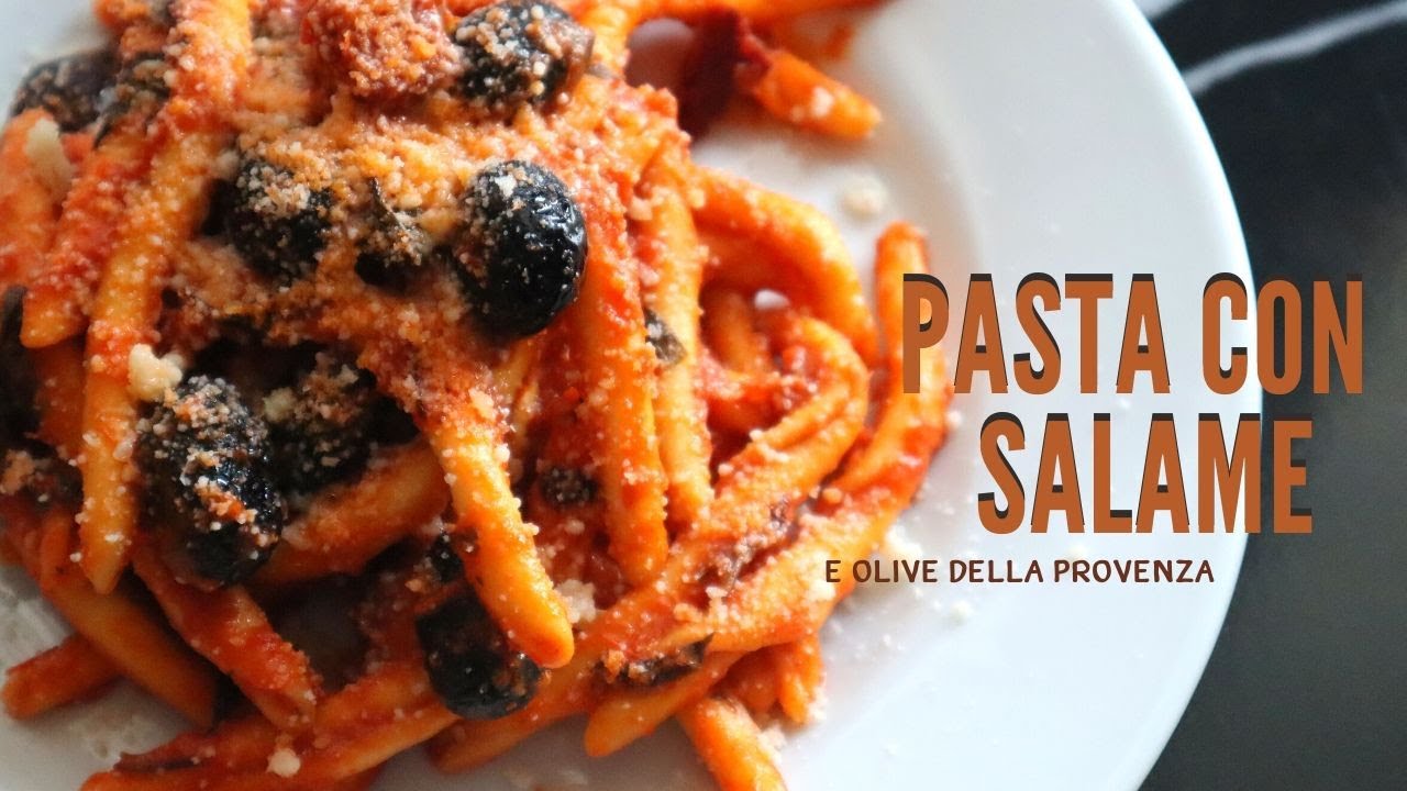 Pasta con salame: fileja calabresi con sugo e aggiunta di olive nere