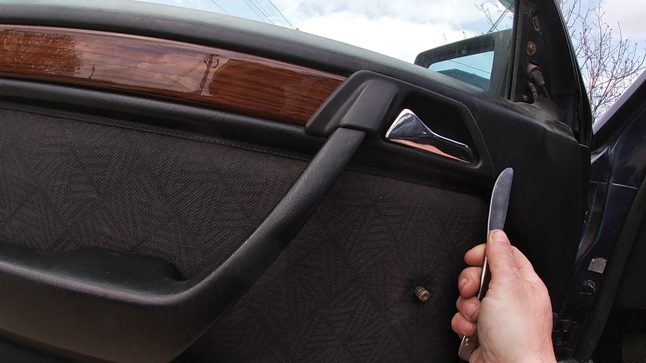 Как снять обшивку двери Мерседес w124