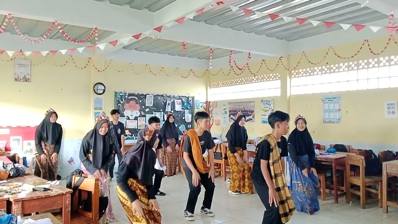 TUGAS KELOMPOK 1 8E  BERNYANYI LAGU DAERAH LAGU TOKECANG - JAWA BARAT