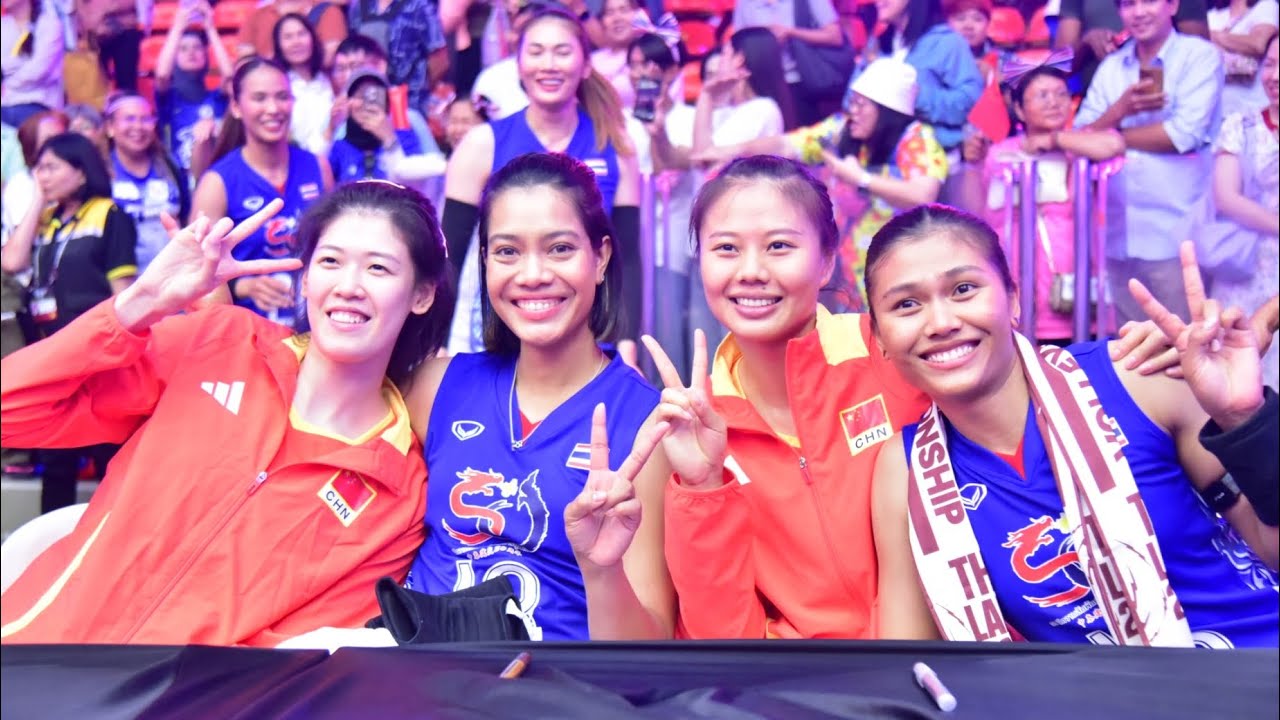 สาวไทย สาวจีน แจกลายเซ็นแฟนคลับที่เข้ามาเชียร์ วอลเลย์บอลหญิงนัดพิเศษ 50 ปี 🇹🇭🇨🇳