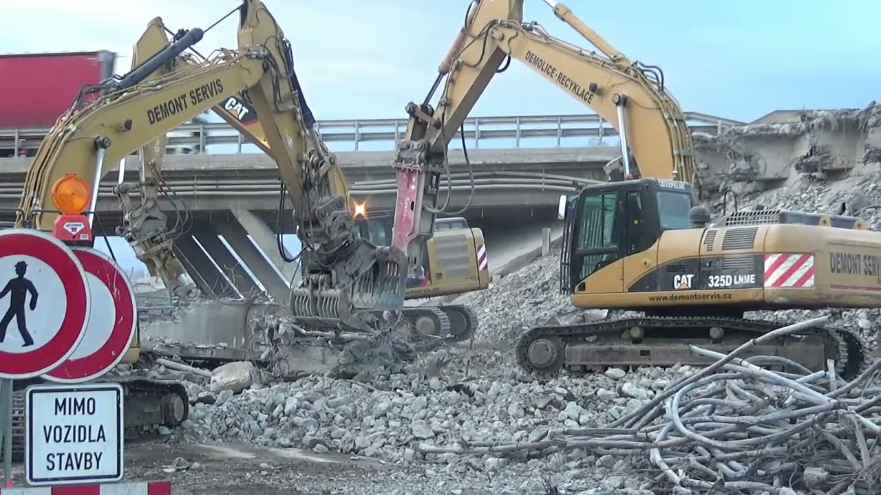 Víkendová demolice dálničního mostu v Brně.