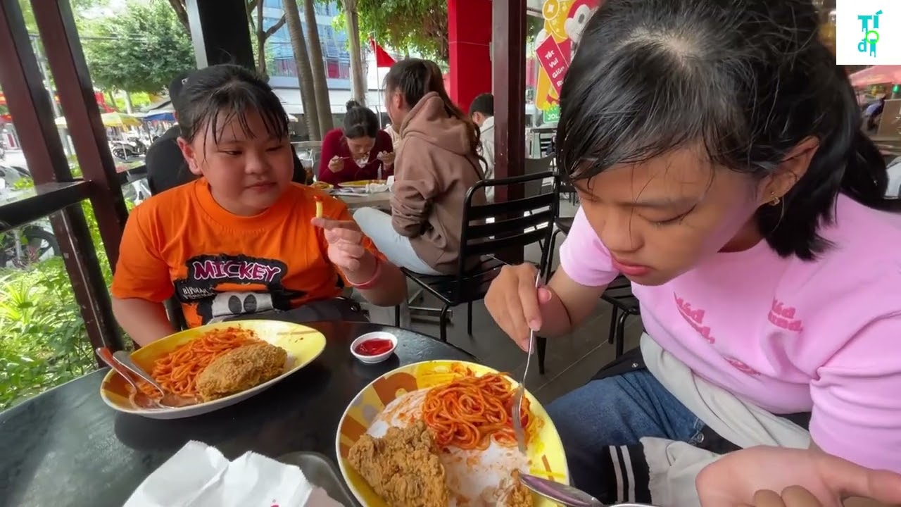 đi dạo phố ngày Tết