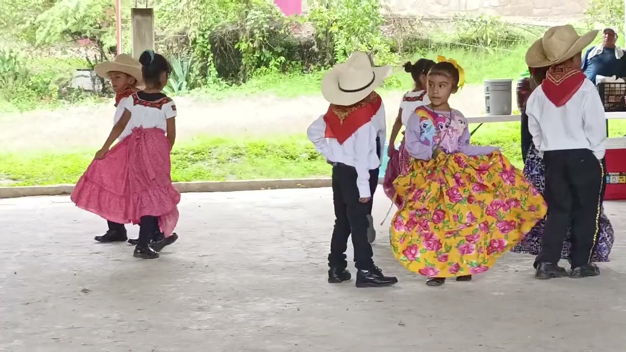 Alumnos de preescolar, festejando día del padre