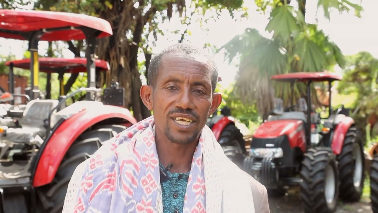 \ከአማራ ባንክ በተመቻቸላቸው የብድር አቅርቦት አራት አርሶ አደሮች የእርሻ ትራክተር  በኮምቦልቻ ከተማ ተረከቡ
