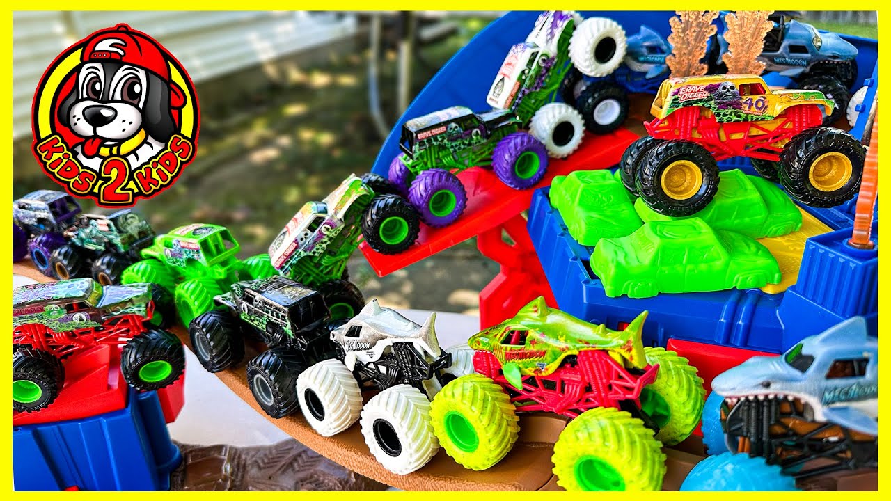 Monster Jam Trucks - Grave Digger VS Megalodon - Figure 8 Circuit Racing Challenge