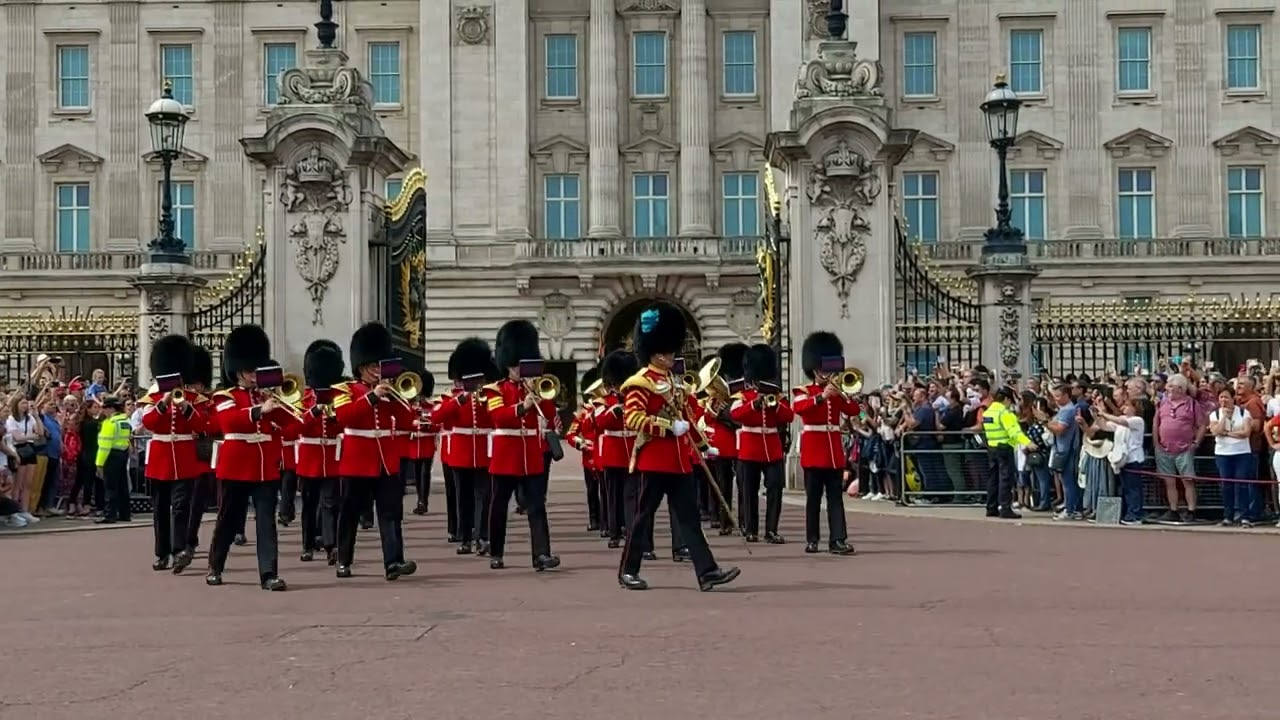 Changing of the guard at Buckingham Palace 버킹엄궁 근위병 교대식