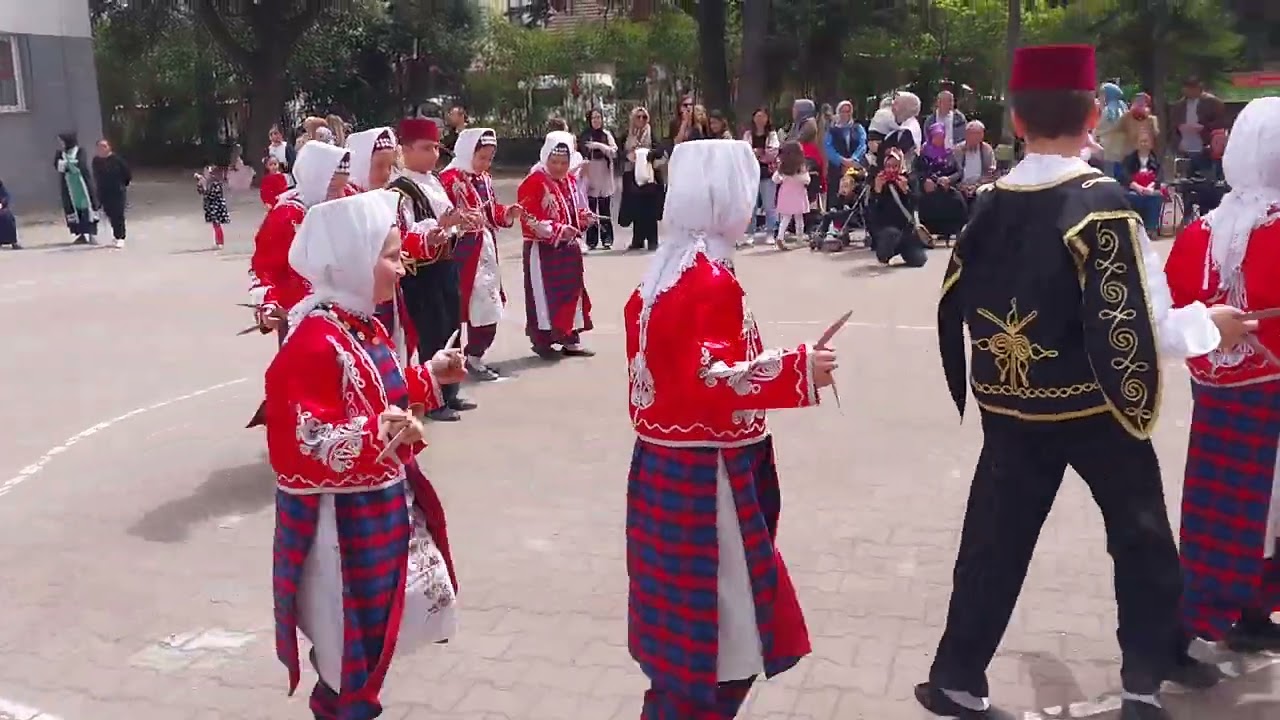 23 Nisan Halk Oyunları Gösterisi ÇİLLİ HOROZ