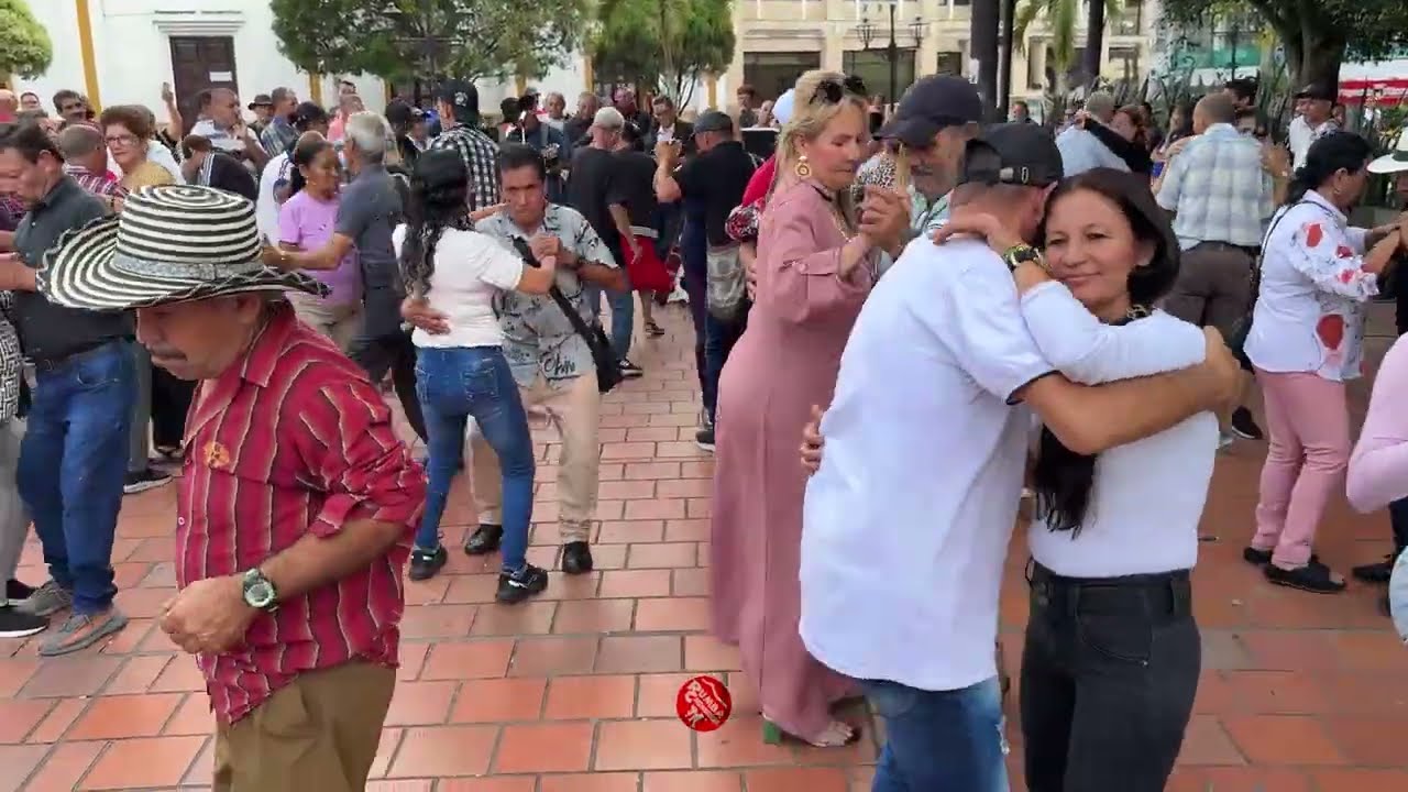 Aprende a bailar con Fusión 4 desde el Parque Central