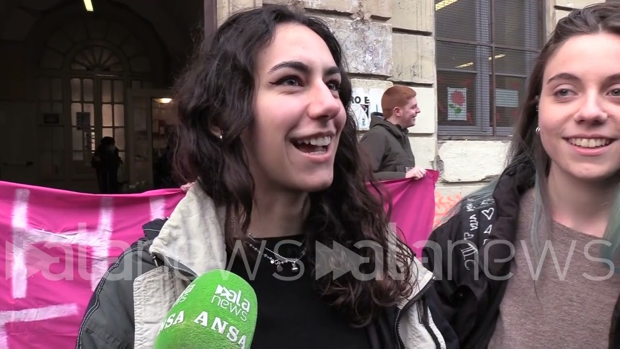 Gonne e top per protestare contro la docente. Gli studenti del Righi di Roma: 