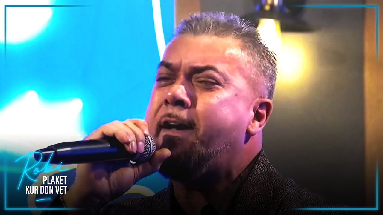 Sunaj Saraqi këndon live në Robi Plaket kur don vet