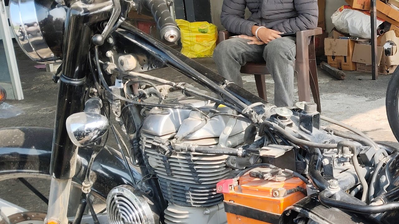 Aaj hum Bullet ki service karwane aaye hain
