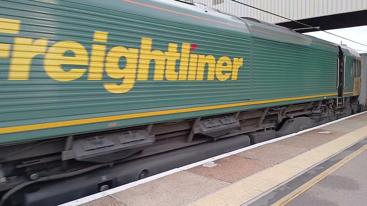 freightliner 66546 passes through peterborough station on 28/10/2025