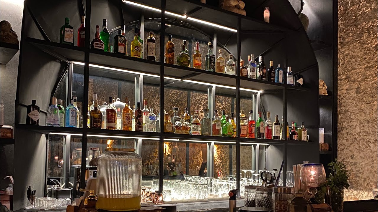Solo sonidos de un bar.