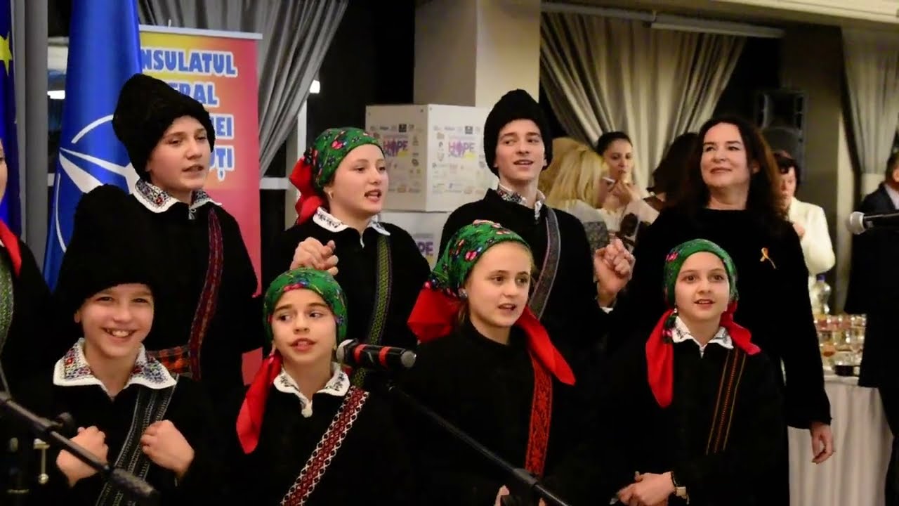 Ansamblul &ldquo;Izvoraș&rdquo; din satul Ropcea de Ziua Națională a Rom&acirc;niei la Cernăuți