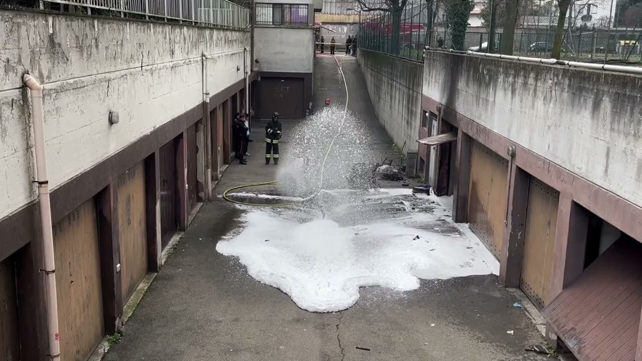 DEGRADO, INCENDIO IN UN GARAGE IN ZONA STAZIONE