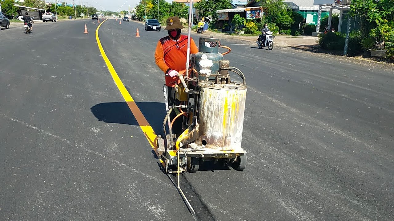 งานตีเส้นจราจร แบบนี้นี่เอง