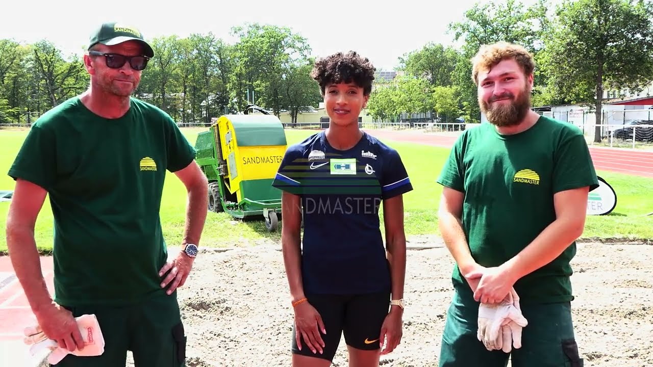 Sandreinigung mit Sandmaster und Malaika Mihambo