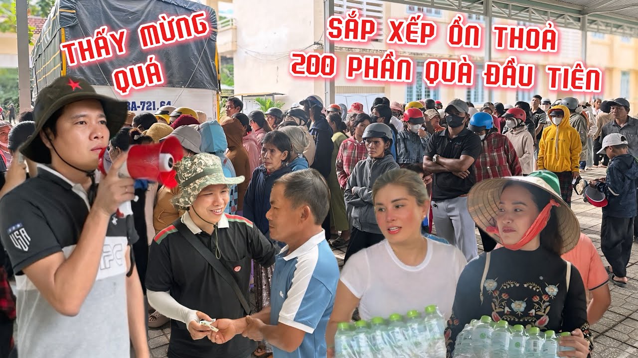 Hú hồn đoàn Khương Dừa sắp xếp ổn thỏa trao 200 phần quà cho bà con miền Trung bị bão lụt