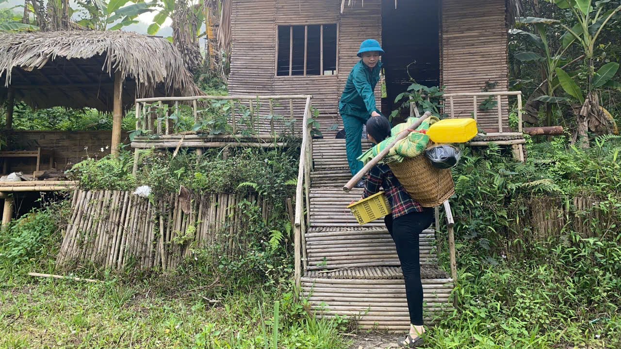 Single mother lost in the deserted forest, luckily met a kind man to help
