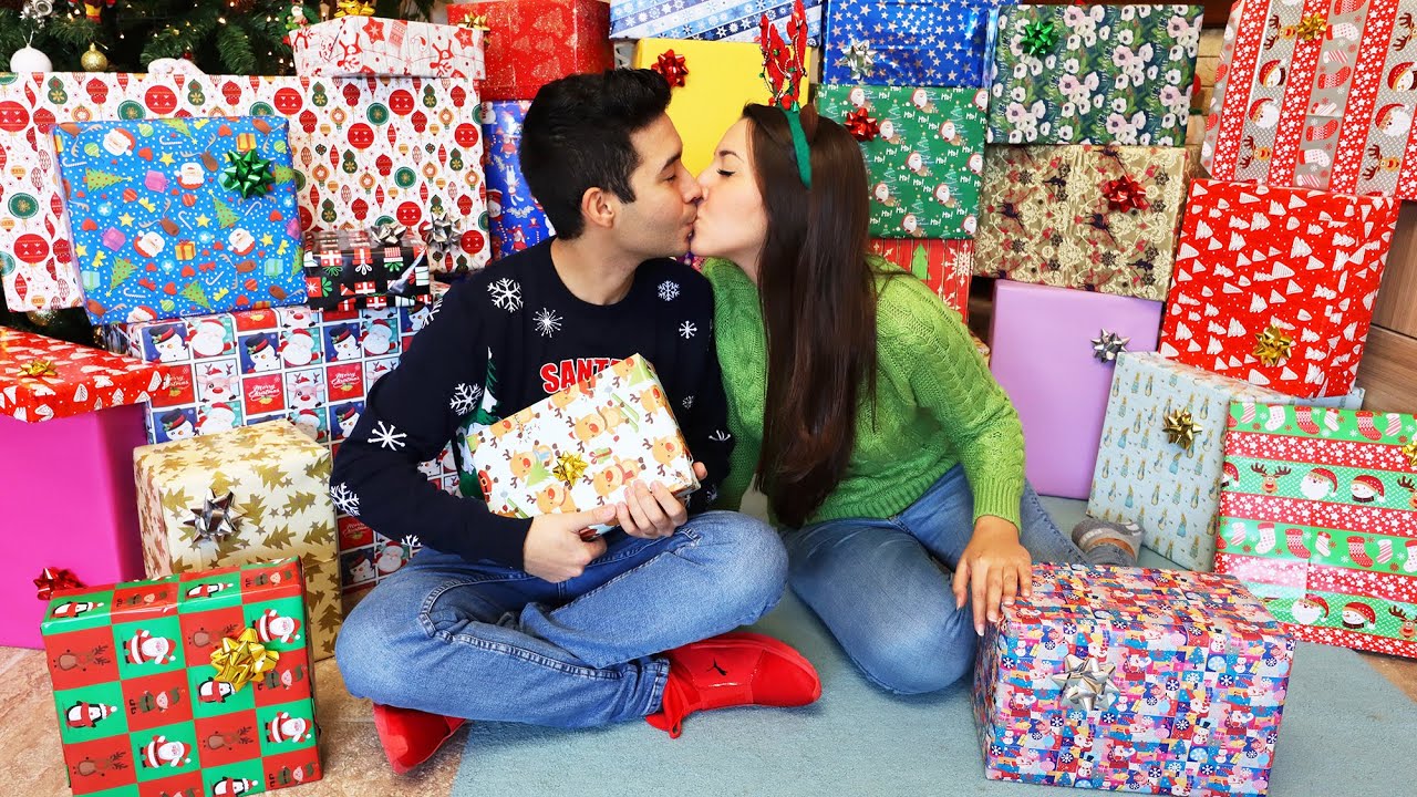 APRIAMO 1000 REGALI DI NATALE! *troviamo i regali del Grinch sotto l'albero di Natale in casa nostra