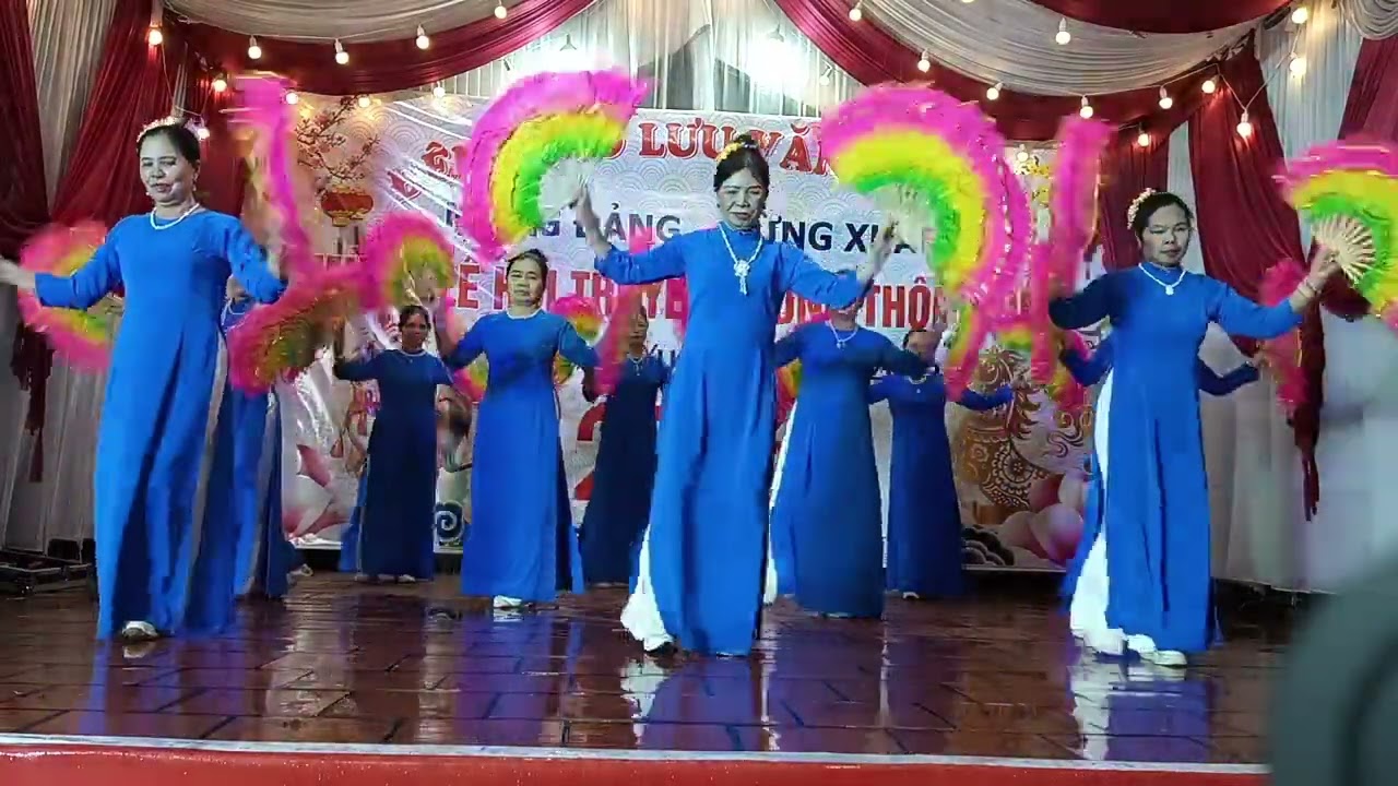 Hát chèo hội làng quê 