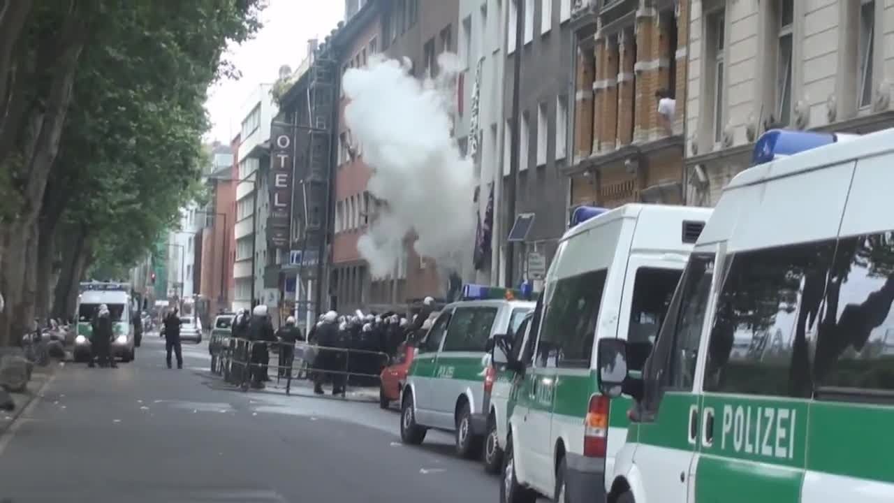 Polizei räumt Haus in Kölner Moselstraße am 26.07.2011