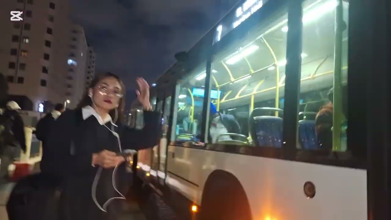 Grabi ang lamig sa pag abang ng bus ang lakas ng hanging 