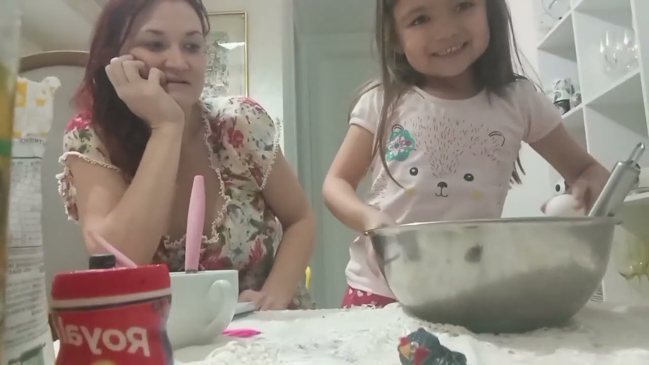 Liz fez panqueca de chocolate pela primeira vez. 