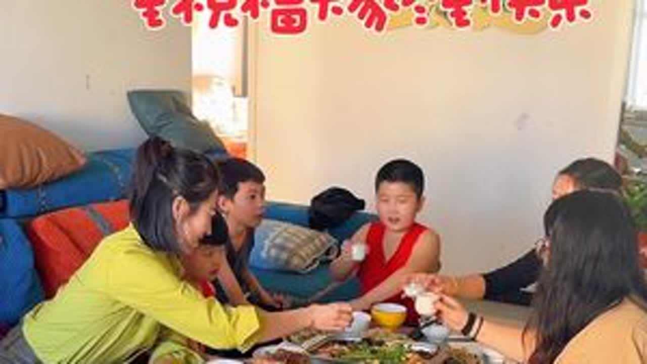 #记录真实生活 #欢乐一家人 #欢聚时刻 #幸福大家庭 今天冬至朋友来了一家包饺子吃，冬至快乐