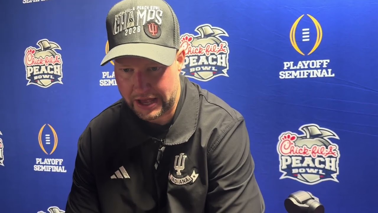 Координатор защиты команды «Индиана» Брайант Хейнс после победы «Хузерс» над «Орегоном» в «Персик...