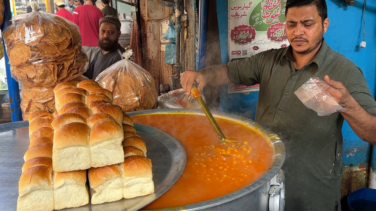 Famous Street Food Kathiyawari Chole - Roadside Chana Chaat | Gujrati Kathiawari Cholay in Karachi