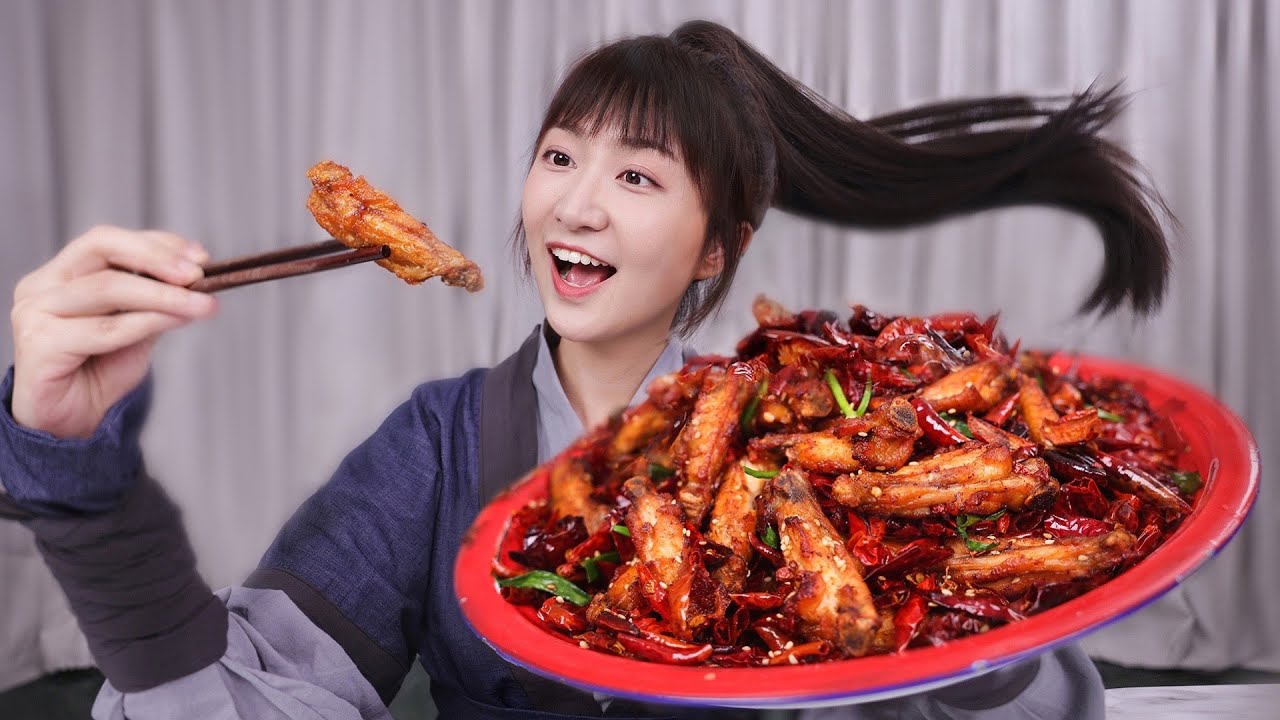 湖南妹子宅家自制变态辣鸡翅，入口的瞬间，值了！