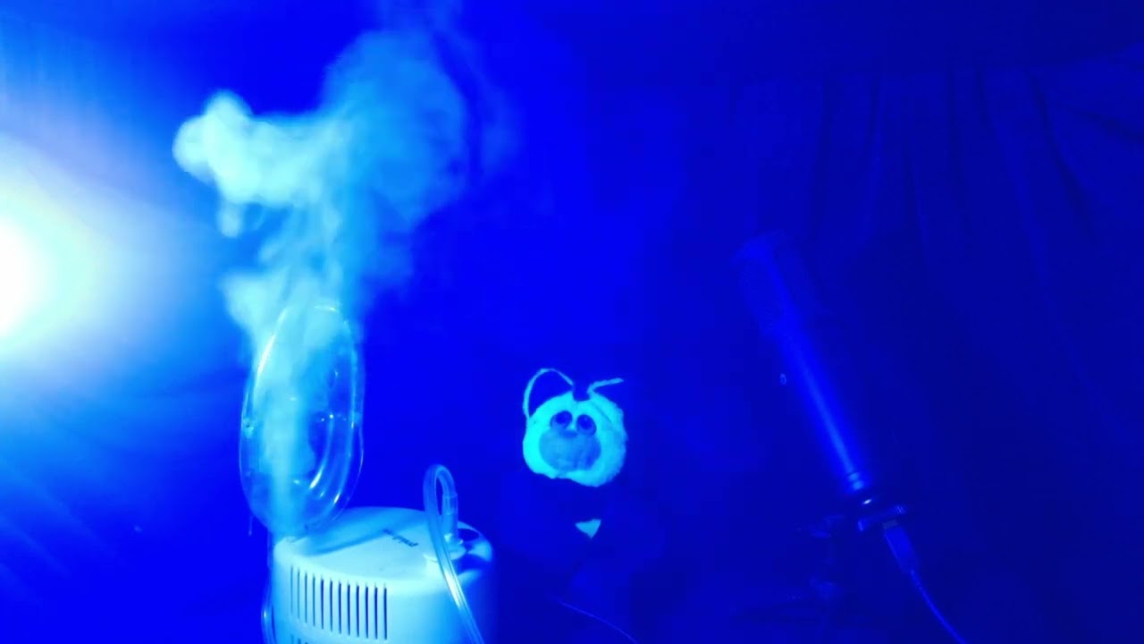 Rumore aerosol 6 ore con raggi di luce blu e tanto vapore