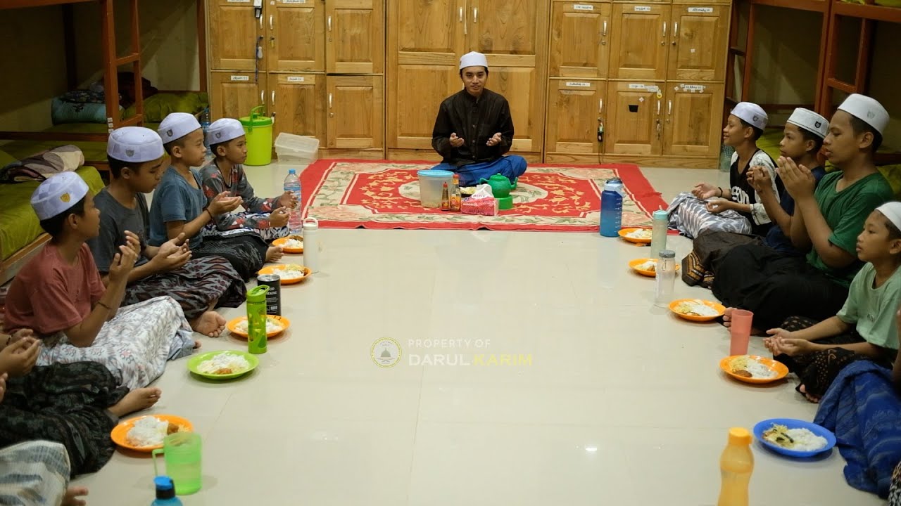 Makan Berjama'ah Santri PP. Darul Karim Kamar 01