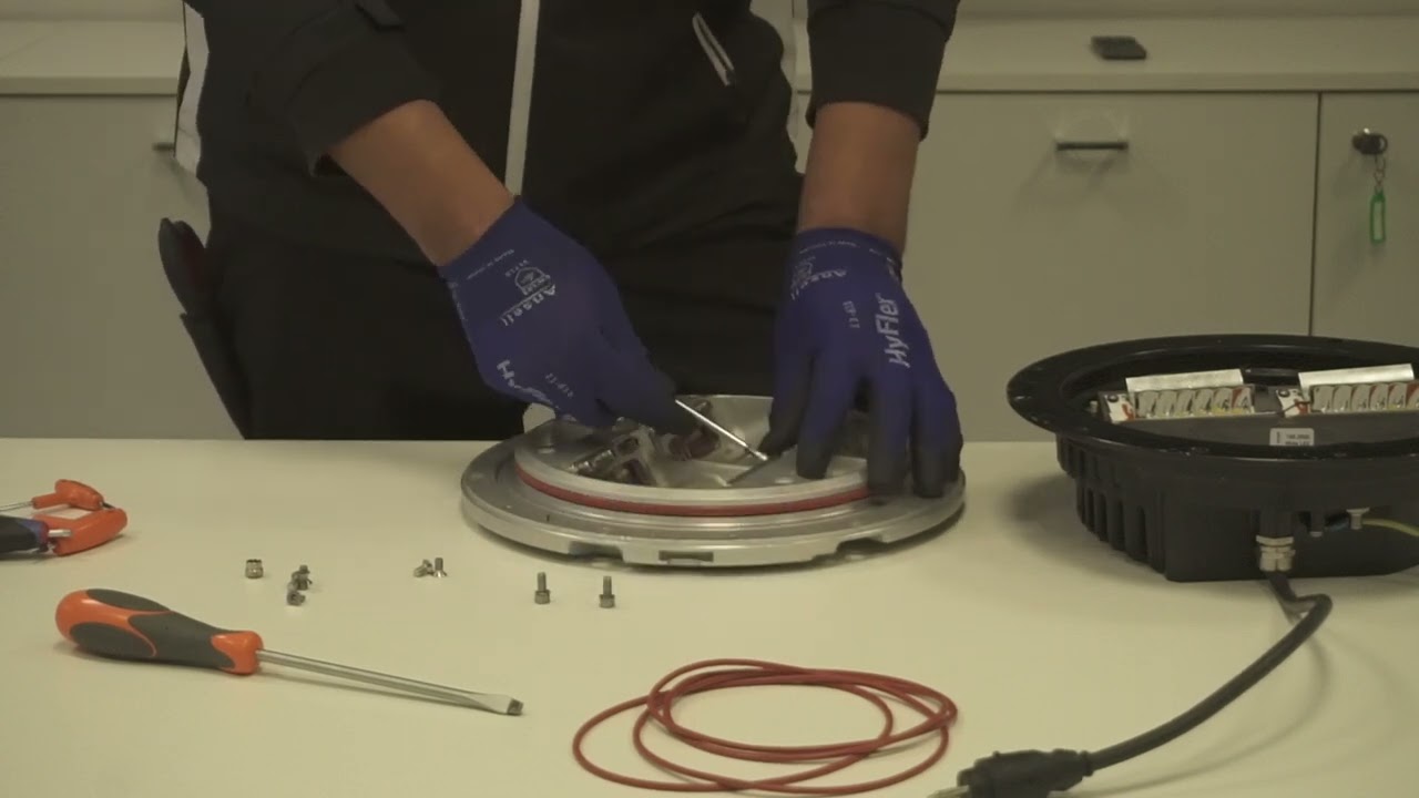 OCEM Airfield Services Videos: How to change a prism?