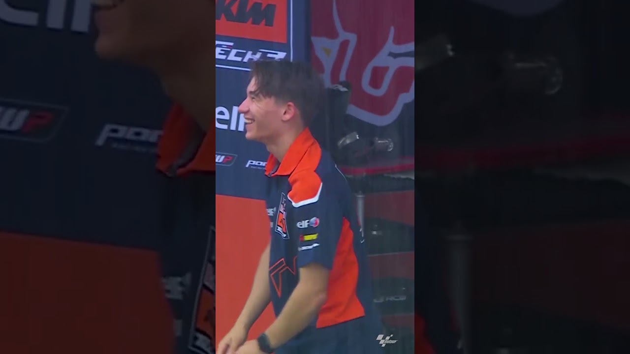 Deniz &Ouml;nc&uuml;'s hilarious bottle challenge 🧴 | 2022 #MalaysianGP