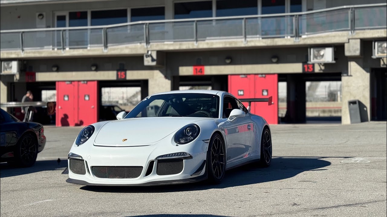 991.1 GT3 vs 991.2 GT3RS at Laguna (low 1:34 laps)