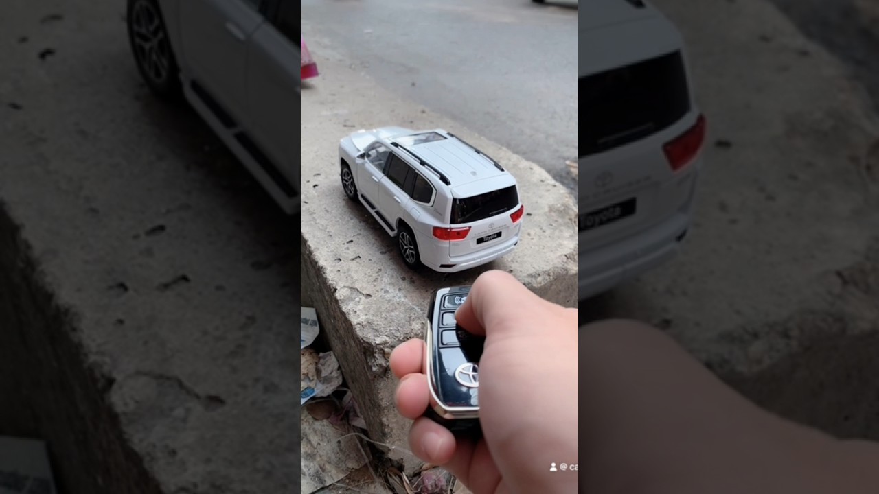 M&ocirc; h&igrave;nh xe Toyota Land Cruiser LC300 c&oacute; Remote
