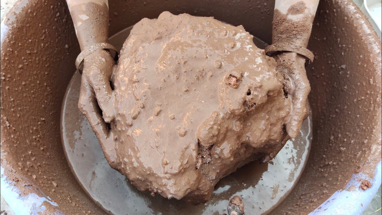 Huge chunks of gritty red dirt crushing in lots of water 💦