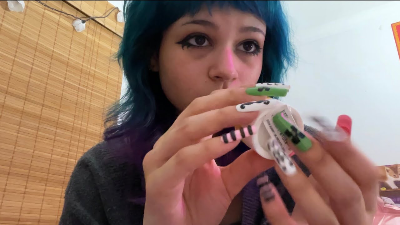 lofi ASMR * things around my bed * ( light whispering near the end )