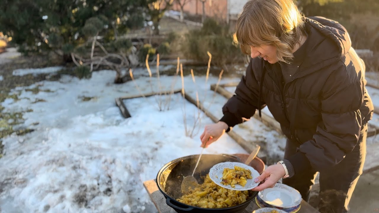 Картошка в казане с рыбой и грибами.