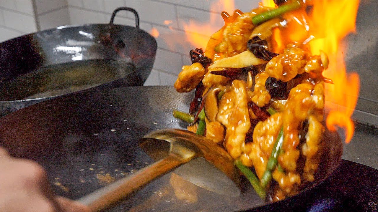 жареный цыпленок с острым соусом-корейская уличная еда